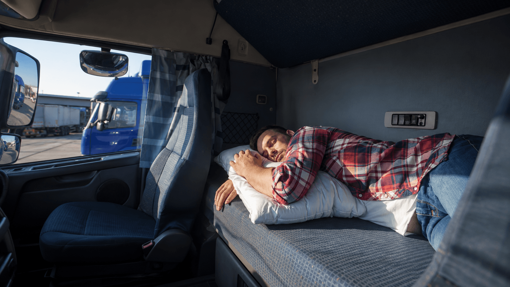 Motorista descansando na cabine de um caminhão